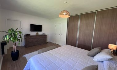 ALQUILER casa tres dormitorios jardin, pileta, cochera cubierta en Pacheco