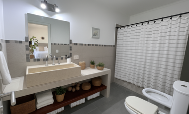 ALQUILER casa tres dormitorios jardin, pileta, cochera cubierta en Pacheco