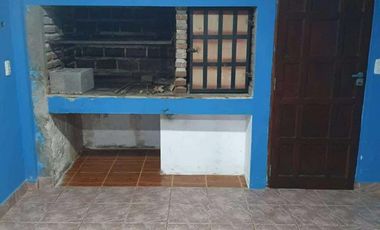 CASA 4 AMBIENTES CON DEPENDENCIA DE SERVICIO Y COCHERA DOBLE . APTA CREDITO MIRAMAR