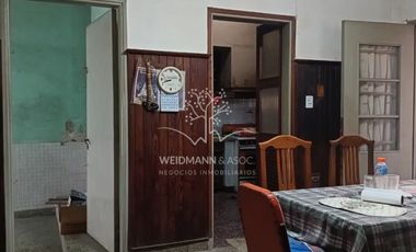 Casa en venta, PH en esquina, Hipolito Yrigoyen y Avenida Freyre