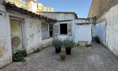 CASA A RECICLAR O DEMOLE EN PH AL FRENTE
