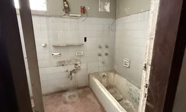 CASA A RECICLAR O DEMOLE EN PH AL FRENTE