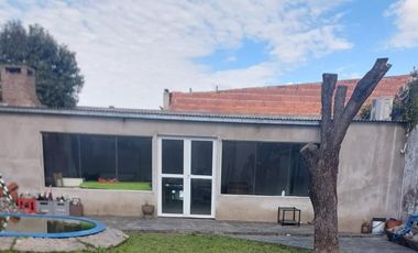 CASA EN VENTA FRENTE AL PARQUE GRAL. SAN MARTIN