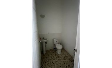 Se alquila local cerca del hospital