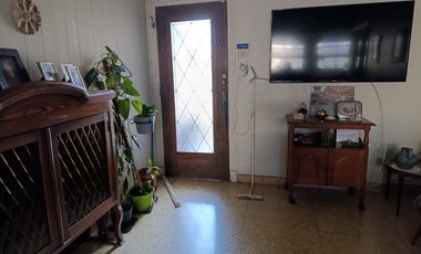 ALQUILER 24 MESES, ZONA SAN JOSE, CHALET DE 3 AMB. CON GARAJE Y PATIO.