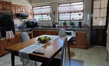 ALQUILER 24 MESES, ZONA SAN JOSE, CHALET DE 3 AMB. CON GARAJE Y PATIO.