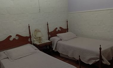 ALQUILER 24 MESES, ZONA SAN JOSE, CHALET DE 3 AMB. CON GARAJE Y PATIO.