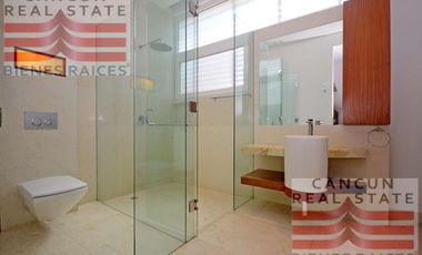 Casa en venta, 4 habitaciones en Residencial Puerto Cancún, de Lujo.