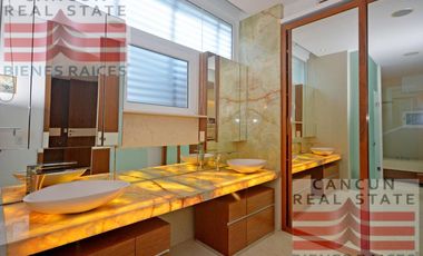 Casa en venta, 4 habitaciones en Residencial Puerto Cancún, de Lujo.