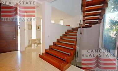 Casa en venta, 4 habitaciones en Residencial Puerto Cancún, de Lujo.