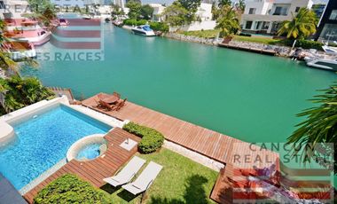 Casa en venta, 4 habitaciones en Residencial Puerto Cancún, de Lujo.