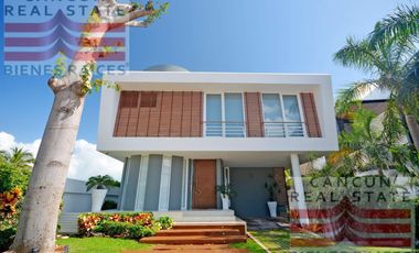 Casa en venta, 4 habitaciones en Residencial Puerto Cancún, de Lujo.