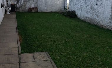 ALQUILER TEMPORAL - CASA AMERICANA DE 3 AMBIENTES CON GARAGE Y PATIO - MORON