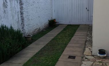 ALQUILER TEMPORAL - CASA AMERICANA DE 3 AMBIENTES CON GARAGE Y PATIO - MORON