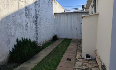 ALQUILER TEMPORAL - CASA AMERICANA DE 3 AMBIENTES CON GARAGE Y PATIO - MORON