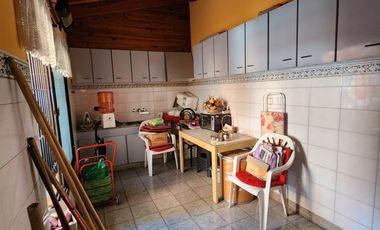 CHALET 5 AMB EN BARRIO NAON EXCELENTE ESTADO, CON GARAJE Y FONDO CUBIERTO