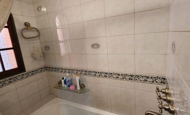 CHALET 5 AMB EN BARRIO NAON EXCELENTE ESTADO, CON GARAJE Y FONDO CUBIERTO