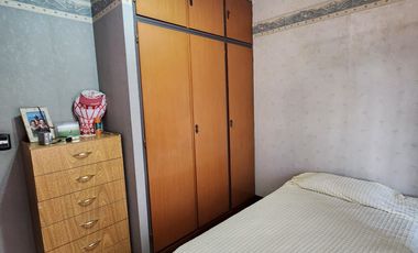 CHALET 5 AMB EN BARRIO NAON EXCELENTE ESTADO, CON GARAJE Y FONDO CUBIERTO