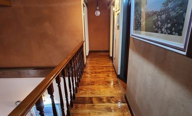 CHALET 5 AMB EN BARRIO NAON EXCELENTE ESTADO, CON GARAJE Y FONDO CUBIERTO