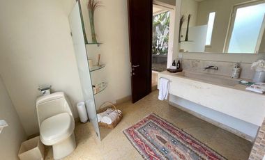 CASA EN VENTA EN LAS QUINTAS