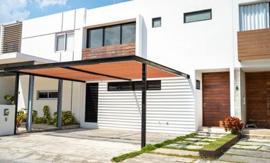 Casa en Venta con alberca en Residencial Palmaris, Av. Huayacan