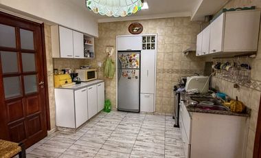 Chalet 3 amb con jardin, depto 2 amb y local a la calle Villa Primera