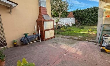 Chalet 3 amb con jardin, depto 2 amb y local a la calle Villa Primera