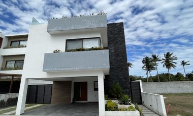 TAI TAI, Casa en VENTA y RENTA AMUEBLADA con alberca, roof garden, sala de TV y cuarto de servicio