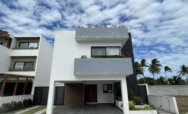 TAI TAI, Casa en VENTA y RENTA AMUEBLADA con alberca, roof garden, sala de TV y cuarto de servicio