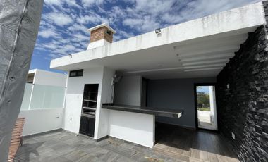 TAI TAI, Casa en VENTA y RENTA AMUEBLADA con alberca, roof garden, sala de TV y cuarto de servicio