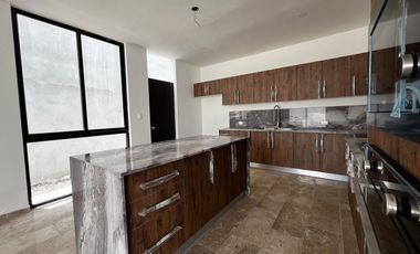 Casa en Venta en Mérida, Privada al Norte, con recámara en planta baja