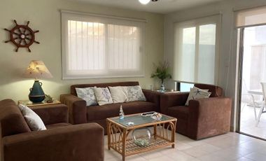 Casa en  venta frente al mar en Progreso 3 casas en 1 terreno