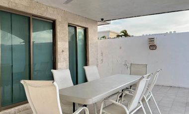 Casa en  venta frente al mar en Progreso 3 casas en 1 terreno