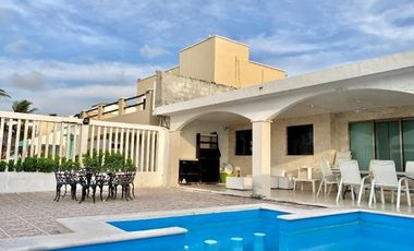 Casa en  venta frente al mar en Progreso 3 casas en 1 terreno