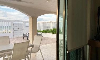 Casa en  venta frente al mar en Progreso 3 casas en 1 terreno