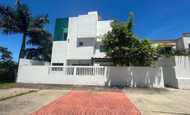 LAS PALMAS, Casa en VENTA con terraza con jacuzzi, salon de fiestas en roof garden y cuarto de servicio
