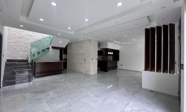 CASA EN LOMAS DE VISTA HERMOSA