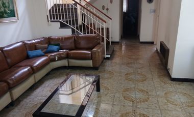 Confortable Casa de Tres Plantas y Garage, a metros de Parque Lezama!