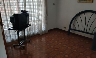 Confortable Casa de Tres Plantas y Garage, a metros de Parque Lezama!