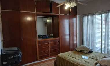 Confortable Casa de Tres Plantas y Garage, a metros de Parque Lezama!