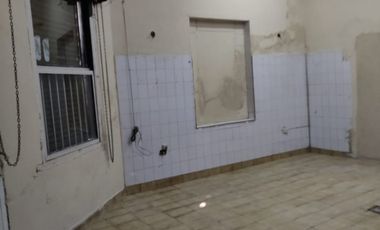 Casa con local en esquina de calle Montevideo de Magallanes -Rosario zona oeste-