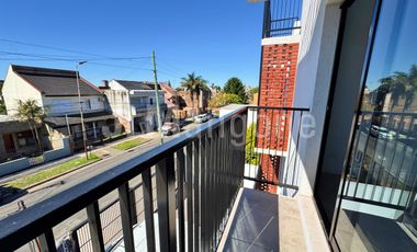 Departamento 2 ambientes con cochera y  balcon