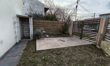 ALQUILER VIVIENDA CASA 3 AMBIENTES CON PATIO Y ESPACIO DE COCHERA DESCUBIERTO ZONA DON BOSCO Y AYACUCHO