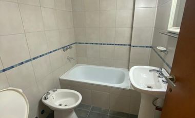 ALQUILER - DOS AMBIENTES CON ENTRE PISO - CASEROS - BAJAS EXPENSAS