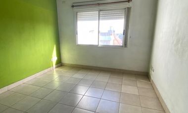 ALQUILER - DOS AMBIENTES CON ENTRE PISO - CASEROS - BAJAS EXPENSAS