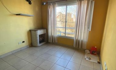 ALQUILER - DOS AMBIENTES CON ENTRE PISO - CASEROS - BAJAS EXPENSAS