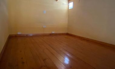 ALQUILER - DOS AMBIENTES CON ENTRE PISO - CASEROS - BAJAS EXPENSAS