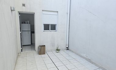 En venta monoambiente , zona centro , dos patios , cocina separada !