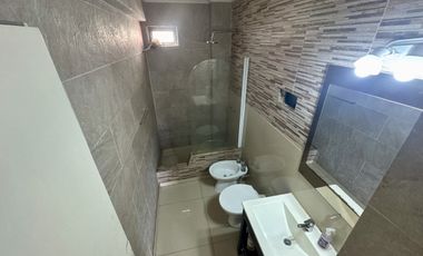 En alquiler departamento tres ambientes con cochera descubierta (villa madero)