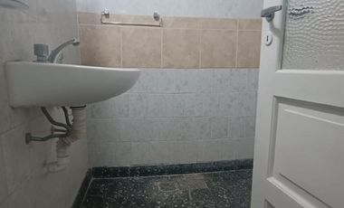 ALQUILER: PH DE 2 AMBIENTES AL FRENTE-SIN EXPENSAS